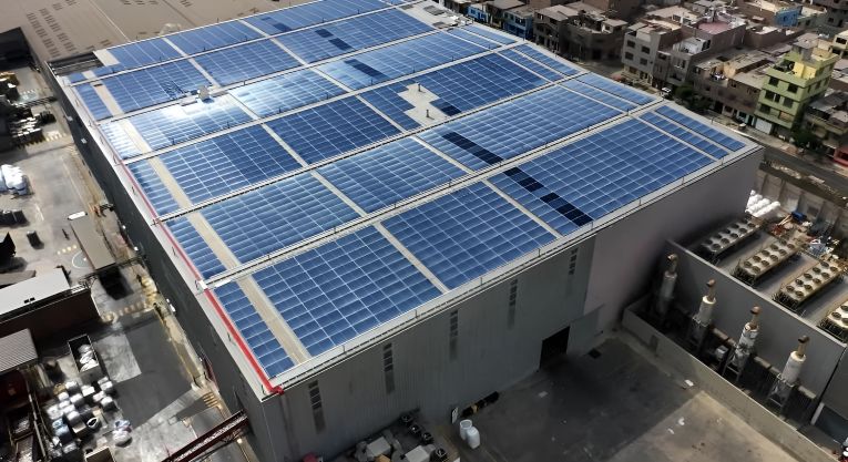 Ferrenergy implementa una de las plantas solares sobre techo industrial más potentes del Perú